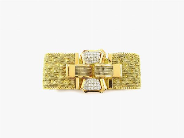 Bracciale in oro giallo tessuto, fermezza a fiocco con pav di diamanti  - Asta Gioielli - II - Associazione Nazionale - Case d'Asta italiane