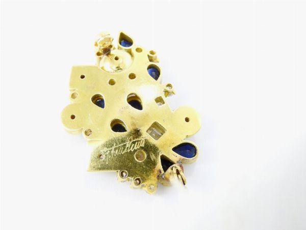 Spilla di design in oro giallo, diamanti e zaffiri  - Asta Gioielli - II - Associazione Nazionale - Case d'Asta italiane