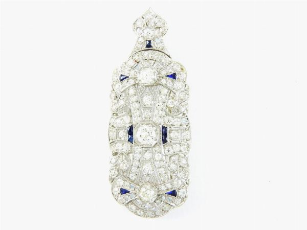 Spilla/pendente scomponibile in oro bianco, diamanti e zaffiri  - Asta Gioielli - II - Associazione Nazionale - Case d'Asta italiane
