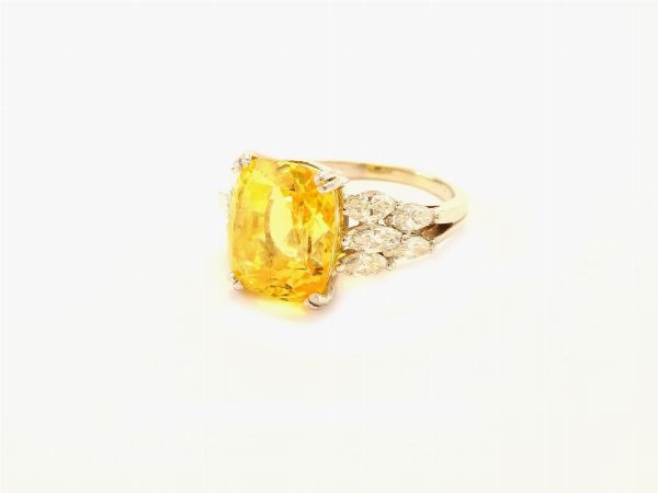 Anello in oro bianco con diamanti e zaffiro giallo naturale  - Asta Gioielli - II - Associazione Nazionale - Case d'Asta italiane