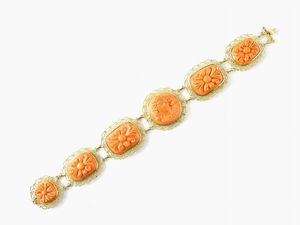 Bracciale a sei piastre in oro giallo lavorato a filigrana e coralli arancio incisi  - Asta Gioielli - II - Associazione Nazionale - Case d'Asta italiane