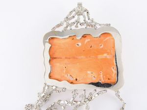 Importante pendente in oro bianco, diamanti e corallo scolpito  - Asta Gioielli - II - Associazione Nazionale - Case d'Asta italiane