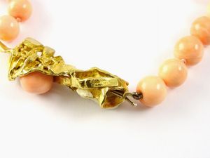 Collana scalare Zanchi in corallo rosa con fermezza di design in oro giallo e corallo  - Asta Gioielli - II - Associazione Nazionale - Case d'Asta italiane