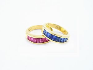 Coppia di anelli in oro giallo, rubini e zaffiri  - Asta Gioielli - II - Associazione Nazionale - Case d'Asta italiane