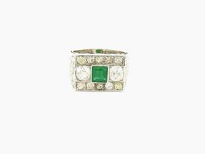 Anello a piastra in oro bianco con diamanti e smeraldo  - Asta Gioielli - II - Associazione Nazionale - Case d'Asta italiane