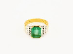 Anello in oro giallo con diamanti e smeraldo  - Asta Gioielli - II - Associazione Nazionale - Case d'Asta italiane