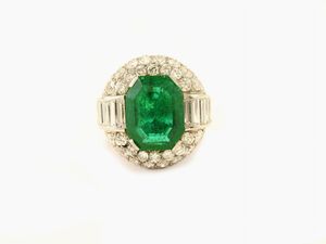 Anello in platino, diamanti e smeraldo colombiano vecchia miniera  - Asta Gioielli - II - Associazione Nazionale - Case d'Asta italiane