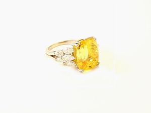 Anello in oro bianco con diamanti e zaffiro giallo naturale  - Asta Gioielli - II - Associazione Nazionale - Case d'Asta italiane
