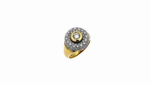 ANELLO - Peso gr 13 6 Misura 15 in oro giallo  parte superiore di forma rotonda  con pav di diamanti taglio brillante  [..]