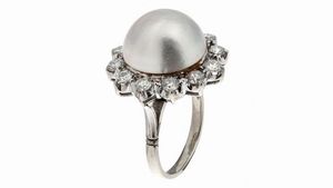 ANELLO - Peso gr 7 8 Misura 9 in oro bianco  al centro una perla mab del diam di mm 13 5 ca  contornata da diamanti taglio  [..]