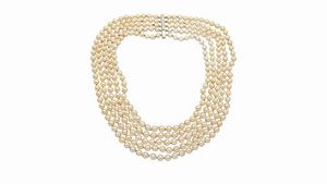 COLLANA - composta da cinque fili di perle giapponesi del diam di mm 8 5 e 9 ca. Chiusura a barretta in oro bianco