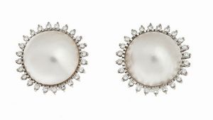 COPPIA DI ORECCHINI - Peso gr 16 7 in oro bianco  a clip  con due perle mab del diam di mm 19 5 ca  circondate da diamanti taglio brillante  [..]