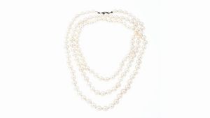 COLLANA - Lunghezza cm 120 ca composta da un filo di perle giapponesi del diam di mm 8 e 8 5 ca. Chiusura in argento 925 [..]