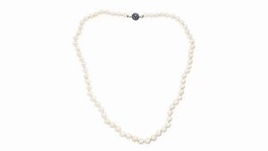 COLLANA - Lunghezza cm 54 composta da un filo di perle giapponesi del diam di mm 8 e 8 5 ca. Chiusura in oro bianco  a forma  [..]