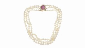 COLLANA - Lunghezza cm 44 ca composta da tre fili di perle giapponesi del diam di mm 6.5 e 7 ca. Chiusura in oro 14 Kt   [..]