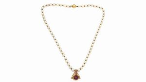 GIROCOLLO - composto da un filo di perle giapponesi del diam di mm 5 6 e 6 0.  al centro inserto in oro giallo di forma geometrica  [..]