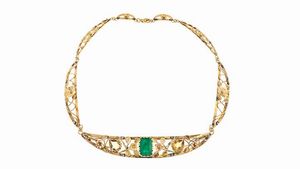 GIROCOLLO - Peso gr 45 7 in oro giallo composto da segmenti rigidi  traforati e decorati con motivi floreali;  al centro smeraldo  [..]
