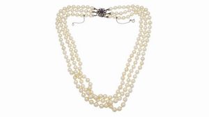 GIROCOLLO - composto da tre fili di perle giapponesi  Chiusura in oro bianco  a fiore  con rubini e zaffiri taglio rotondo