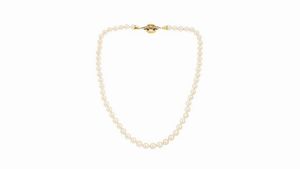 COLLANA - Lunghezza cm 49 composta da un filo di perle giapponesi del diam di mm 7 e 7 5. Chiusura geometrica in oro giallo  [..]