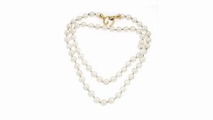 COLLANA - Lunghezza cm 65 composta da un filo di perle giapponesi del diam di mm 8. Chiusura in oro giallo a ricciolo con  [..]