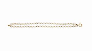 BRACCIALE - composto da due fili di perle del diam di 5 5 e 6 con distanziali e chiusura in oro giallo Lunghezza cm 18