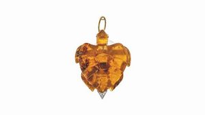 SPILLA-CIONDOLO - Peso gr 41 5 in ambra  a forma di tartaruga; montatura in oro giallo. Diamanti taglio brillante per totali ct  [..]