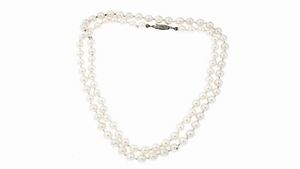 COLLANA - Lunghezza cm 71 composta da un filo di perle giapponesi del diam di mm 6 e 6 5 ca. Chiusura in argento 925/100 [..]