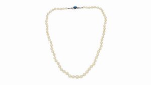 COLLANA - Lunghezza cm 55 composta da un filo di perle giapponesi a scalare dal diam di mm 6 a 9. Chiusura in oro bianco  [..]