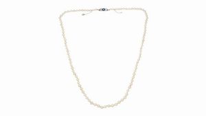 COLLANA - Lunghezza cm 82 composta da un filo di perle giapponesi del diam di mm 6 5 e 7 5 ca. Chiusura in oro bianco con  [..]