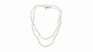 LUNGA COLLANA - Lunghezza cm 100 composta da un filo di perle giapponesi dal diam di mm 6 5 a 8 2 ca. Chiusura in oro bianco   [..]