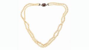 GIROCOLLO - Lunghezza cm 50 composto da due fili di perle giapponesi del diam di mm 5 5 e 6 5. Chiusura in oro bianco con  [..]