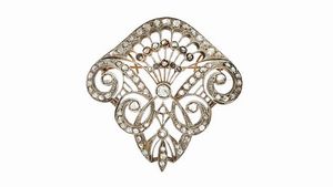 SPILLA-CIONDOLO - Peso gr 19 4 XIX secolo  in oro rosa a bassa caratura ed argento   di forma fantasia con rosette di diamanti per  [..]