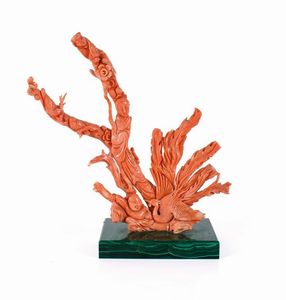 RAMO IN CORALLO - Peso lordo gr  497 5 cm 17x18 giapponese nei toni del rosa  scolpito ed inciso con figura femminile  un pavone  [..]
