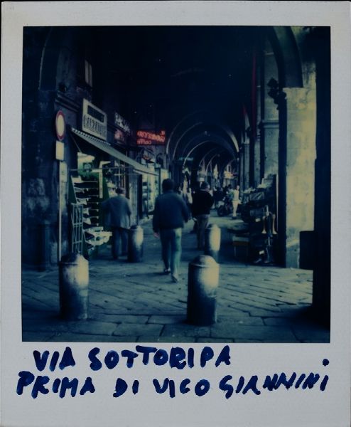 Alberto Lattuada : Via Sottoripa prima di vico Giannini - polaroid con Vedute di Genova 1989-1990  - Asta Fotografia - Associazione Nazionale - Case d'Asta italiane