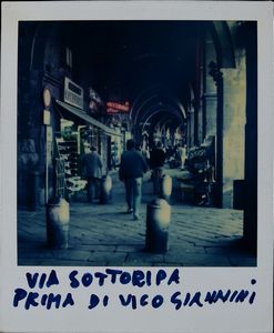 Alberto Lattuada - Via Sottoripa prima di vico Giannini - polaroid con Vedute di Genova 1989-1990