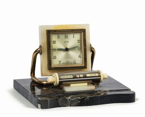 BAYARD - BAYARD. Orologio da tavolo, in ottone dorato e marmo con sveglia e calendario. Realizzato nel 1960 circa