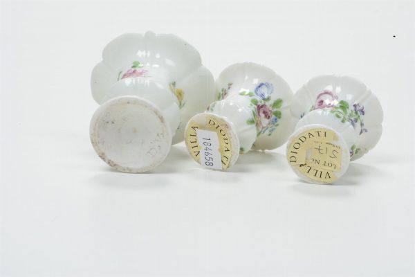 Tre piccoli vasi Francia, Mennecy, 1750-1760  - Asta Maioliche e Porcellane - Associazione Nazionale - Case d'Asta italiane