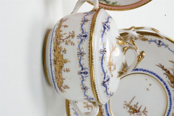 Due tazze da brodo Svres, XVIII secolo  - Asta Maioliche e Porcellane - Associazione Nazionale - Case d'Asta italiane