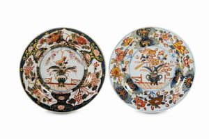 Due piatti Vienna, Manifattura Du Paquier, 1740 circa Giappone, inizio del XVIII secolo  - Asta Maioliche e Porcellane - Associazione Nazionale - Case d'Asta italiane