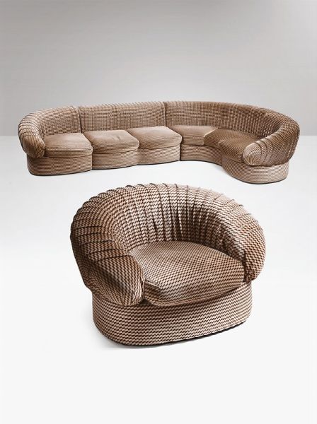 Salotto composto da un divano modulare curvo ed una poltrona.  - Asta Design - Associazione Nazionale - Case d'Asta italiane