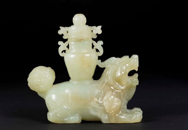 Figura di cane di Pho in giada bianca con vaso sulla schiena, Cina, Dinastia Qing, XIX secolo  - Asta Chinese Works of Art - Associazione Nazionale - Case d'Asta italiane