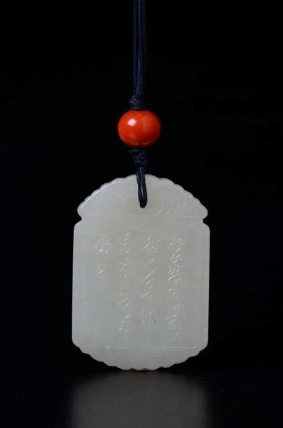 Ciondolo in giada bianca con iscrizioni, Cina, XX secolo  - Asta Chinese Works of Art - Associazione Nazionale - Case d'Asta italiane