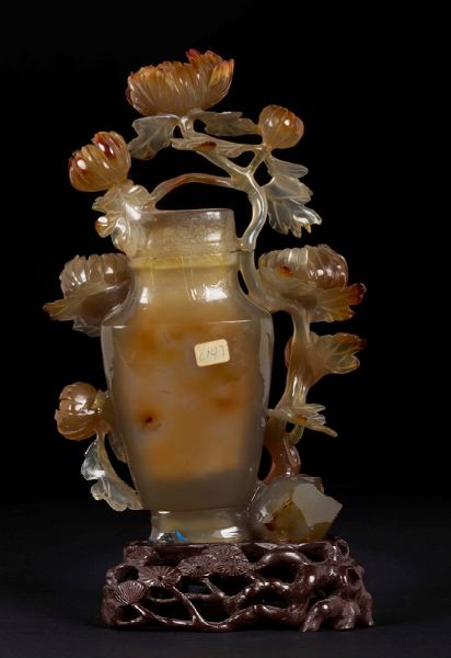 Vaso con coperchio scolpito in agata con fiori a rilievo, Cina, XX secolo  - Asta Chinese Works of Art - Associazione Nazionale - Case d'Asta italiane