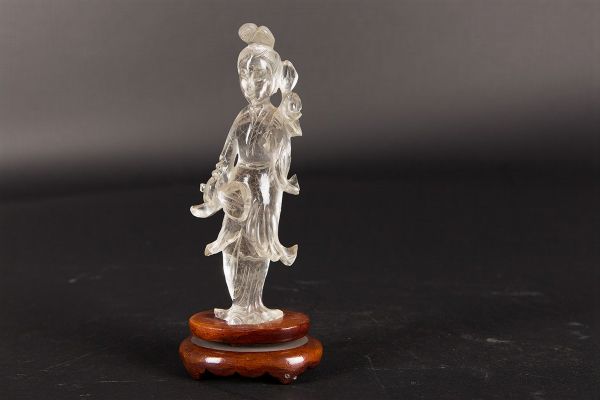 Figura di Guanyin scolpita in cristallo di rocca, Cina, XX secolo  - Asta Chinese Works of Art - Associazione Nazionale - Case d'Asta italiane