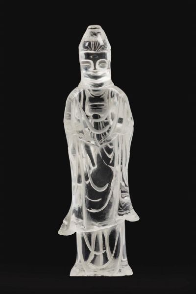 Figura di Guanyin scolpita in cristallo di rocca, Cina, XX secolo  - Asta Chinese Works of Art - Associazione Nazionale - Case d'Asta italiane