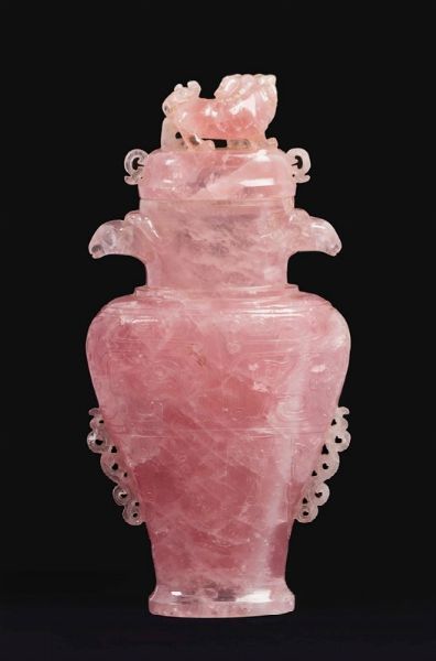 Vaso con coperchio sormontato da cane di Pho in quarzo rosa, Cina, XX secolo  - Asta Chinese Works of Art - Associazione Nazionale - Case d'Asta italiane