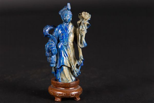 Piccola figura di Guanyin scolpita in lapislazzulo e russet, Cina, XX secolo  - Asta Chinese Works of Art - Associazione Nazionale - Case d'Asta italiane