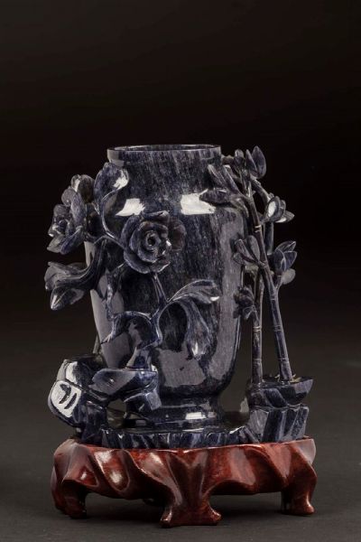 Vasetto scolpito in lapislazzulo con rami a rilievo, Cina, XX secolo  - Asta Chinese Works of Art - Associazione Nazionale - Case d'Asta italiane
