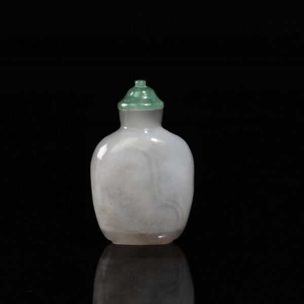 Snuff bottle in agata bianca con tappo verde, Cina, XX secolo  - Asta Chinese Works of Art - Associazione Nazionale - Case d'Asta italiane