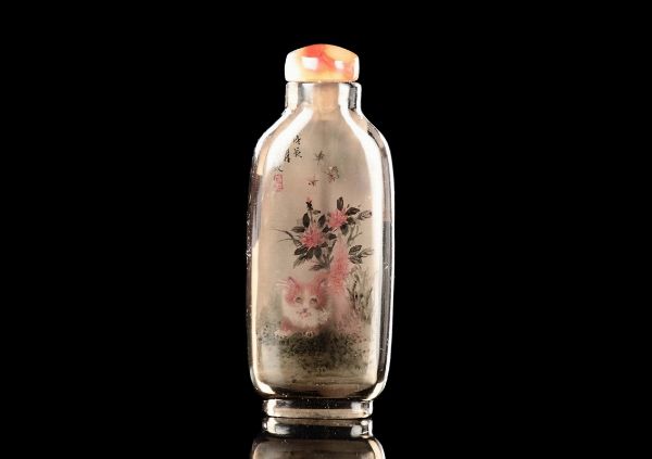 Snuff bottle in vetro con due gatti rossi tra fiori e iscrizioni, Cina, XX secolo  - Asta Chinese Works of Art - Associazione Nazionale - Case d'Asta italiane